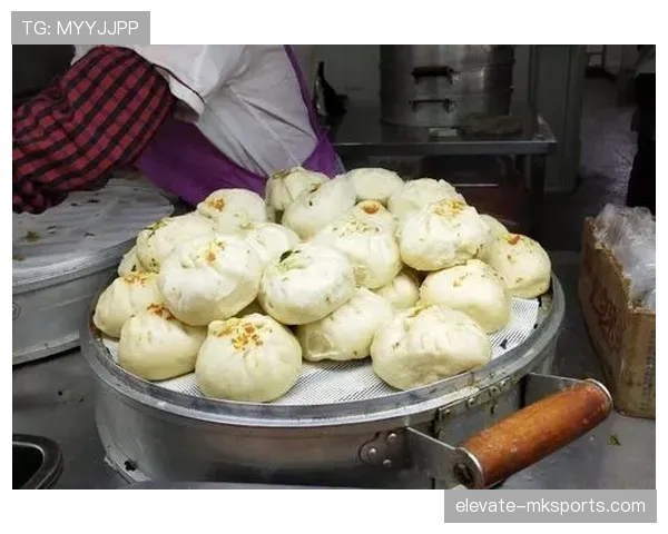 石智勇训练完吃五顿饭，我连他餐盘边都站不稳